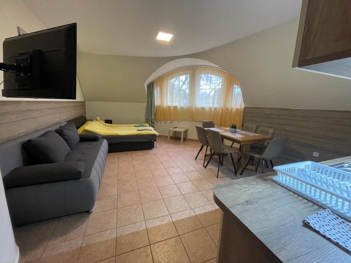 Kuenszler Apartmanhaz 자르마디 외부 사진